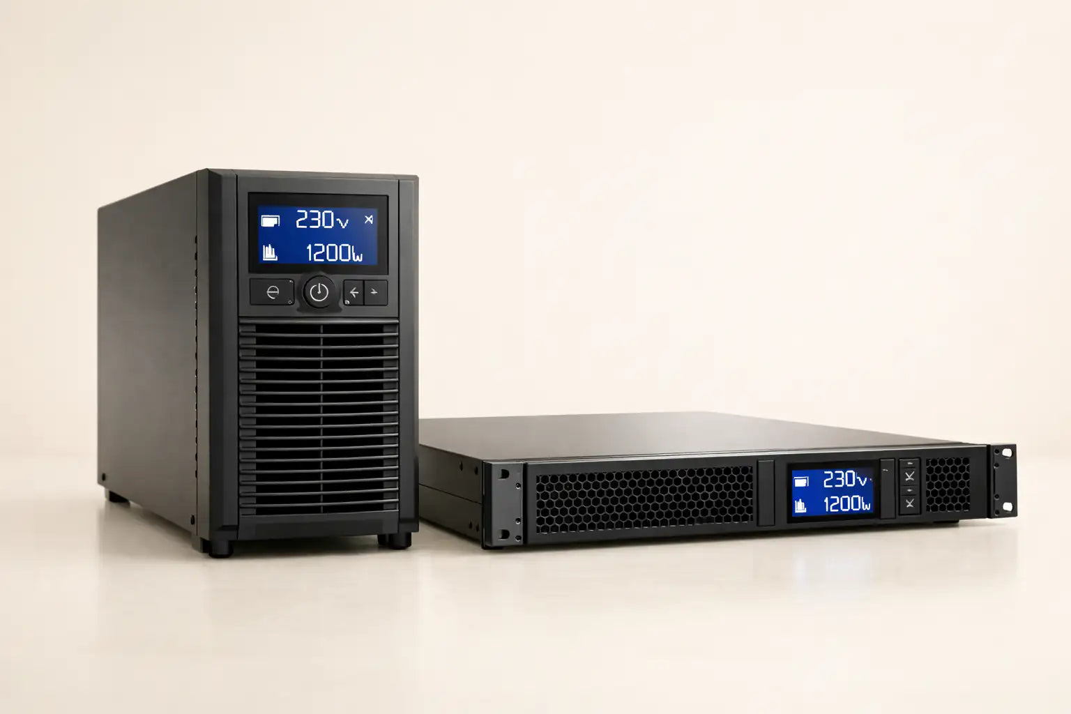 Gruppi di continuità UPS tower e rack mount su sfondo neutro