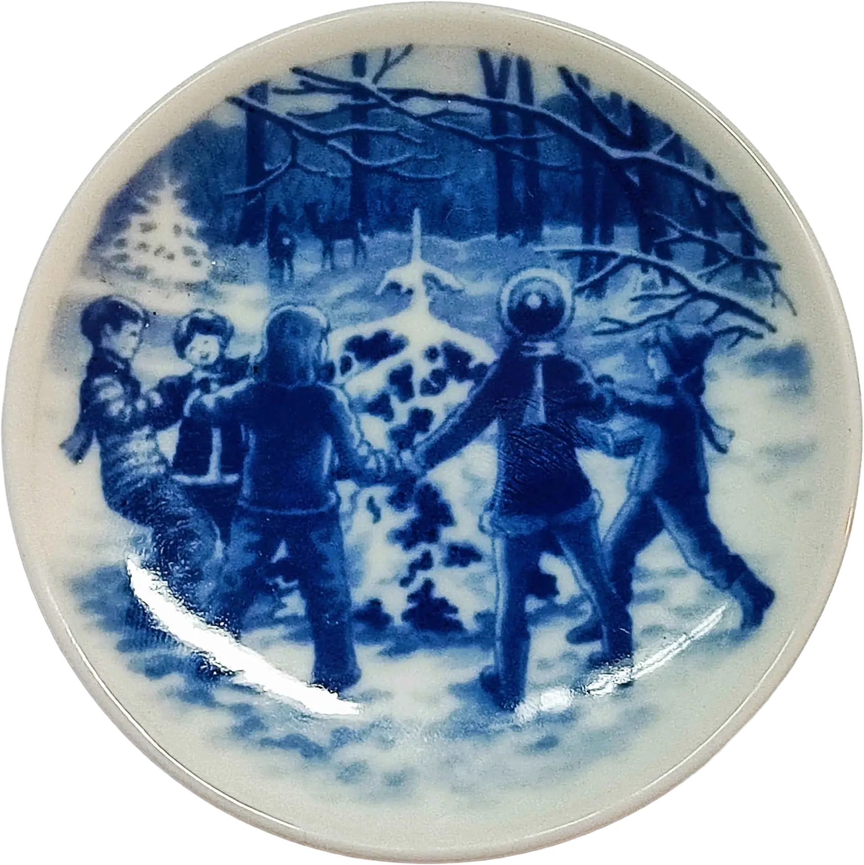 Placchetta di Natale Bing & Grøndahl diametro 8 cm · Blu; Bianco · Jørgen Nielsen · Danza dell'albero di Natale nella foresta · B&G-C-PLACCHETTA-2007