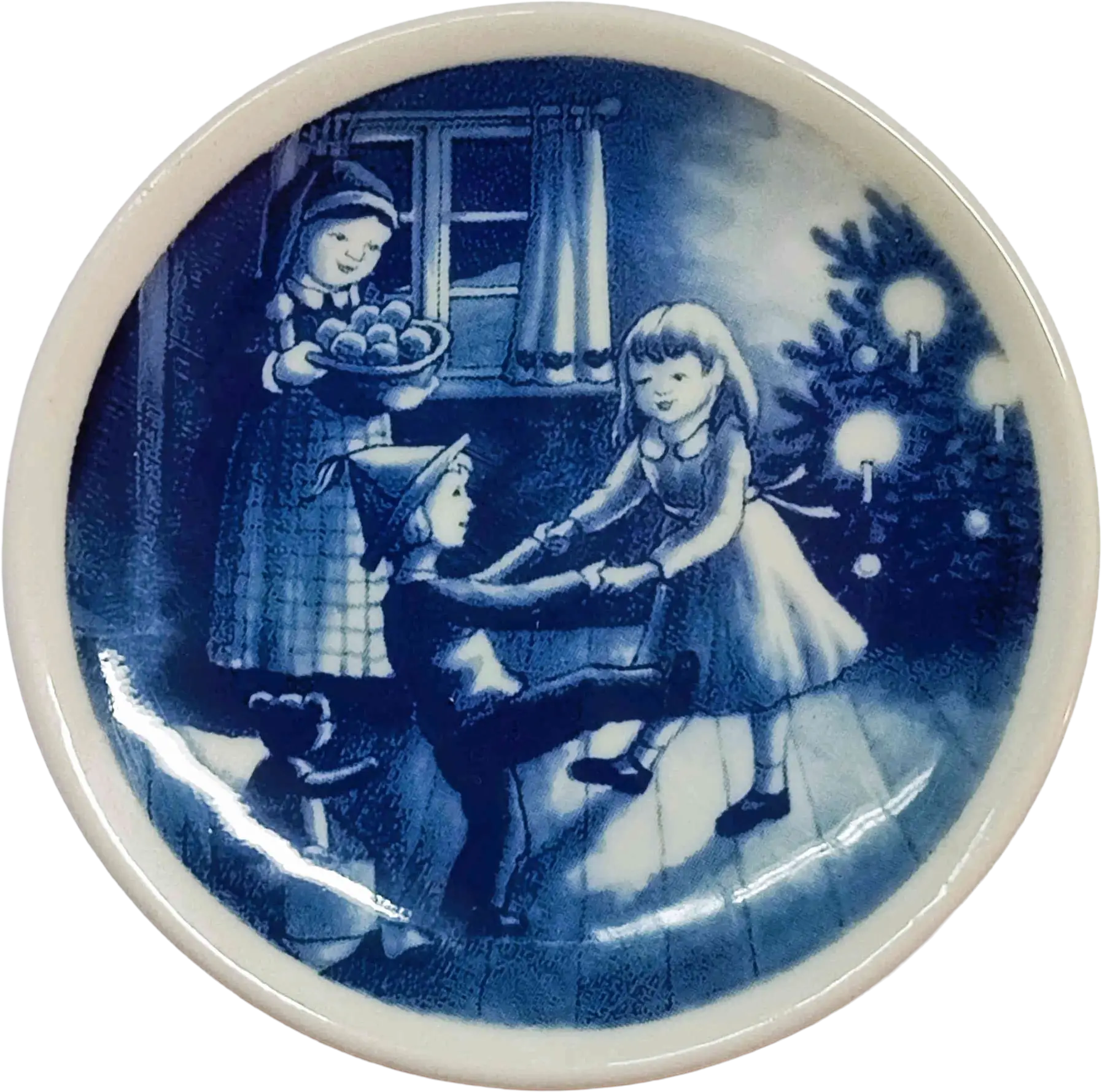 Placchetta di Natale Bing & Grøndahl diametro 8 cm · Blu; Bianco · Jørgen Nielsen · Danza vicino all'albero · B&G-C-PLACCHETTA-2002