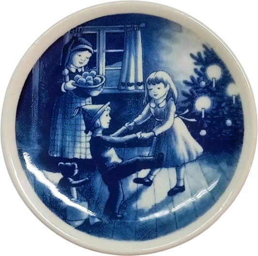 Placchetta di Natale Bing & Grøndahl diametro 8 cm · Blu; Bianco · Jørgen Nielsen · Danza vicino all'albero · B&G-C-PLACCHETTA-2002