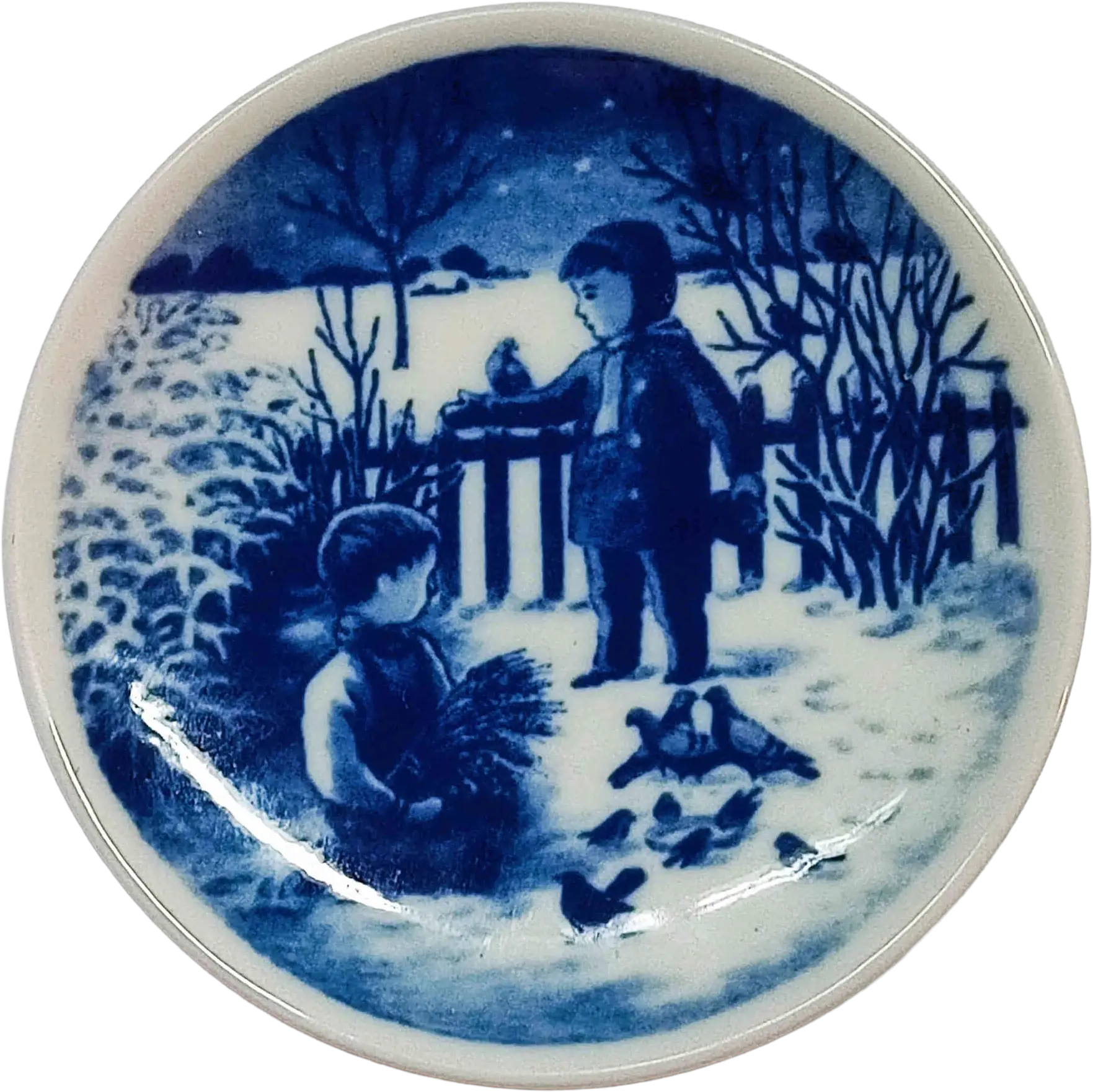 Placchetta di Natale Bing & Grøndahl diametro 8 cm · Blu; Bianco · Jørgen Nielsen · Gli uccelli vengono nutriti · B&G-C-PLACCHETTA-2005