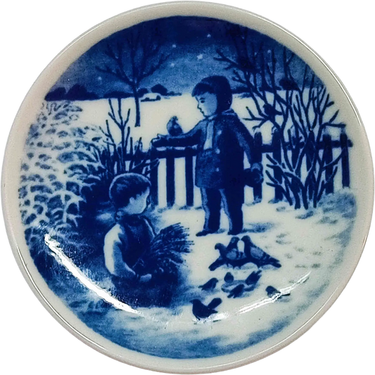 Placchetta di Natale Bing & Grøndahl diametro 8 cm · Blu; Bianco · Jørgen Nielsen · Gli uccelli vengono nutriti · B&G-C-PLACCHETTA-2005