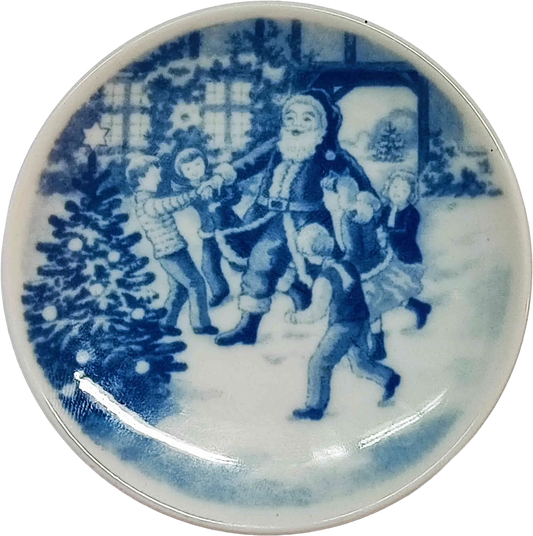 Placchetta di Natale Bing & Grøndahl diametro 8 cm · Blu; Bianco · Jørgen Nielsen · Ballando con Babbo Natale · B&G-C-PLACCHETTA-2006