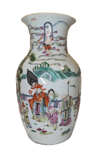 Porcellana cinese decorata a mano con marchio rosso Tongzhi (同治年製), produzione del XX secolo in stile Qing. Scene narrative, smalti policromi e valore storico-artistico