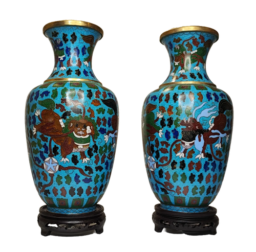 Coppia di Vasi Cloisonné  Leoni Guardiani con Sfera di Broccato