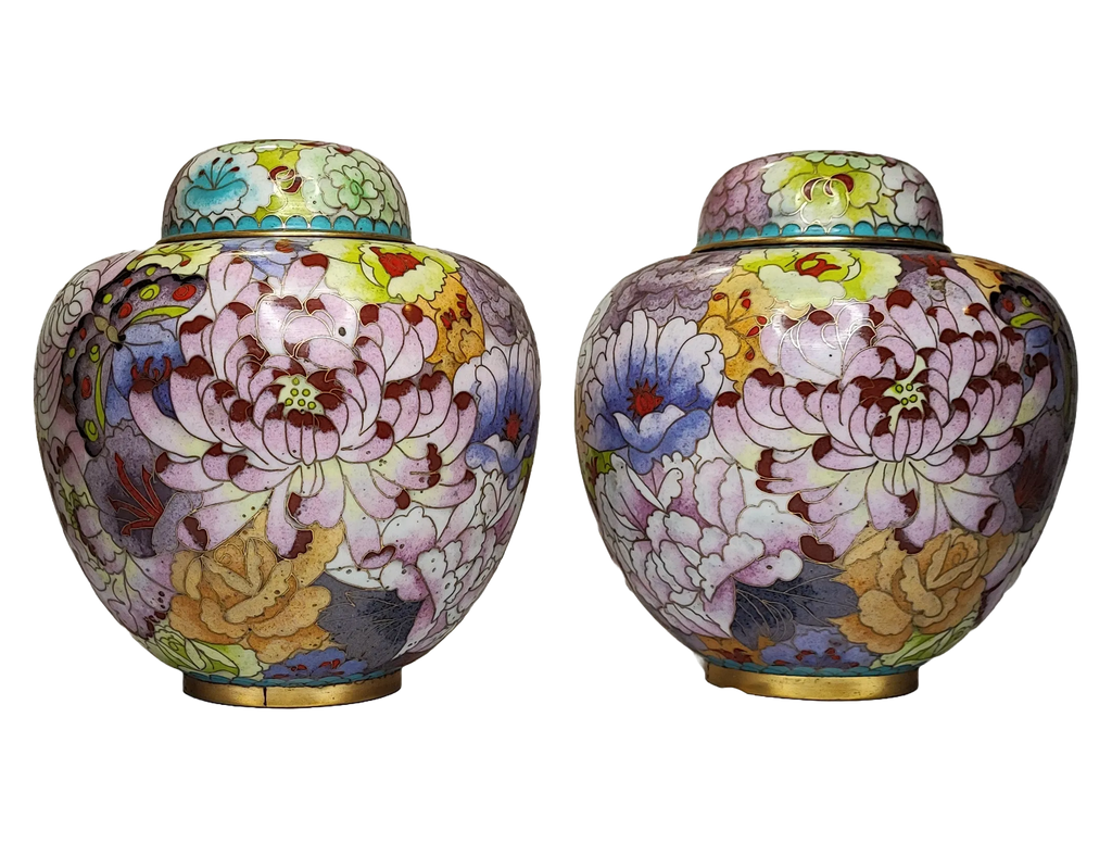 Ginger Jar in porcellana cinese con decorazione floreale policroma, marchio rosso evocativo ‘Da Qing Qianlong Nian Zhi’ e sticker ‘CPC – Made in Macau’, anni ’60–’70.
