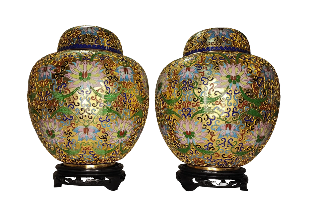 Eleganza Orientale: Coppia di Vasi in Smalto Cloisonné Dorato con Decoro Floreale "Millefiori"