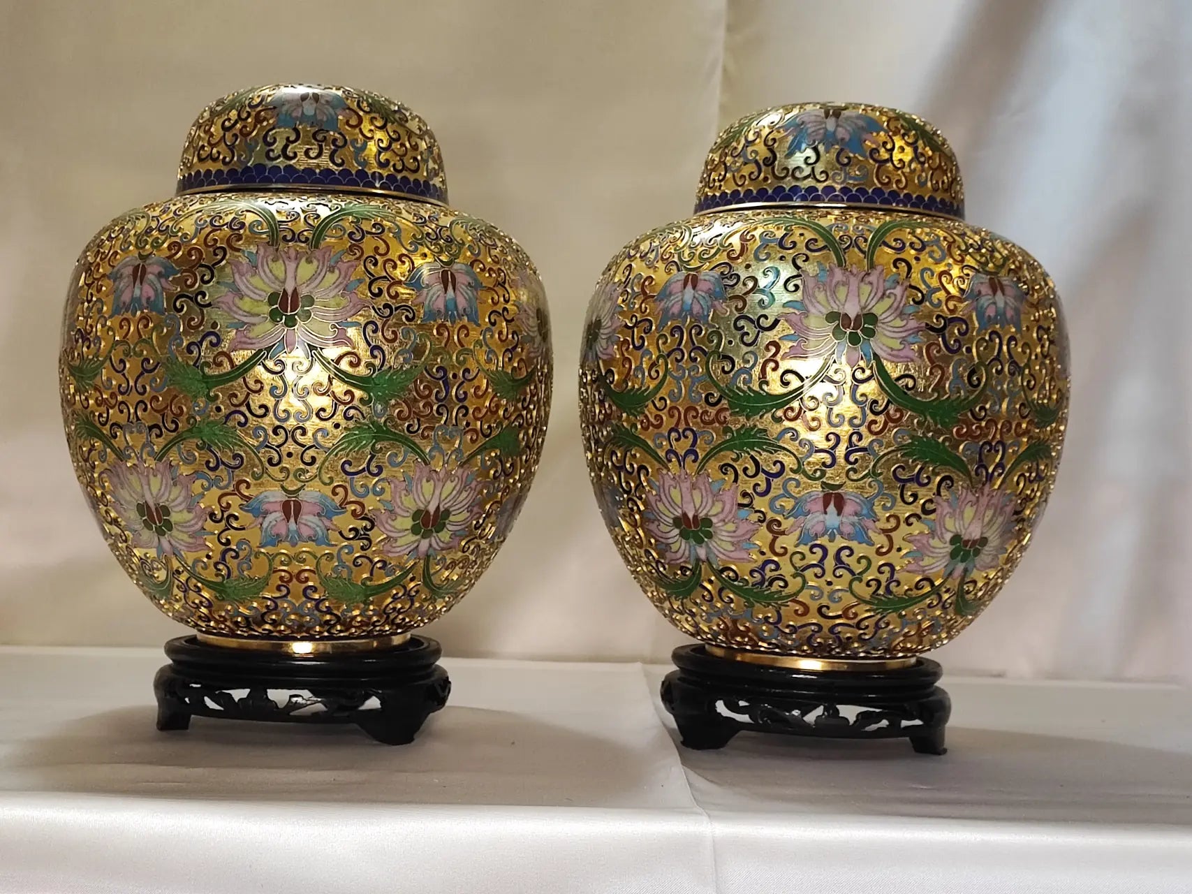 Eleganza Orientale: Coppia di Vasi in Smalto Cloisonné Dorato con Decoro Floreale "Millefiori"