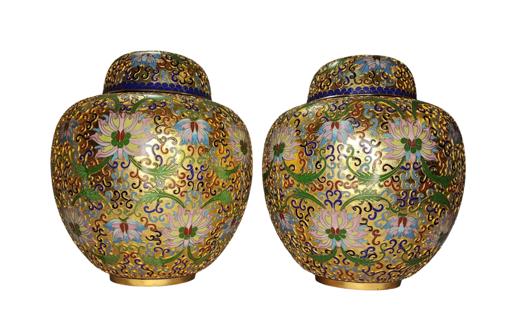 Eleganza Orientale: Coppia di Vasi in Smalto Cloisonné Dorato con Decoro Floreale "Millefiori"