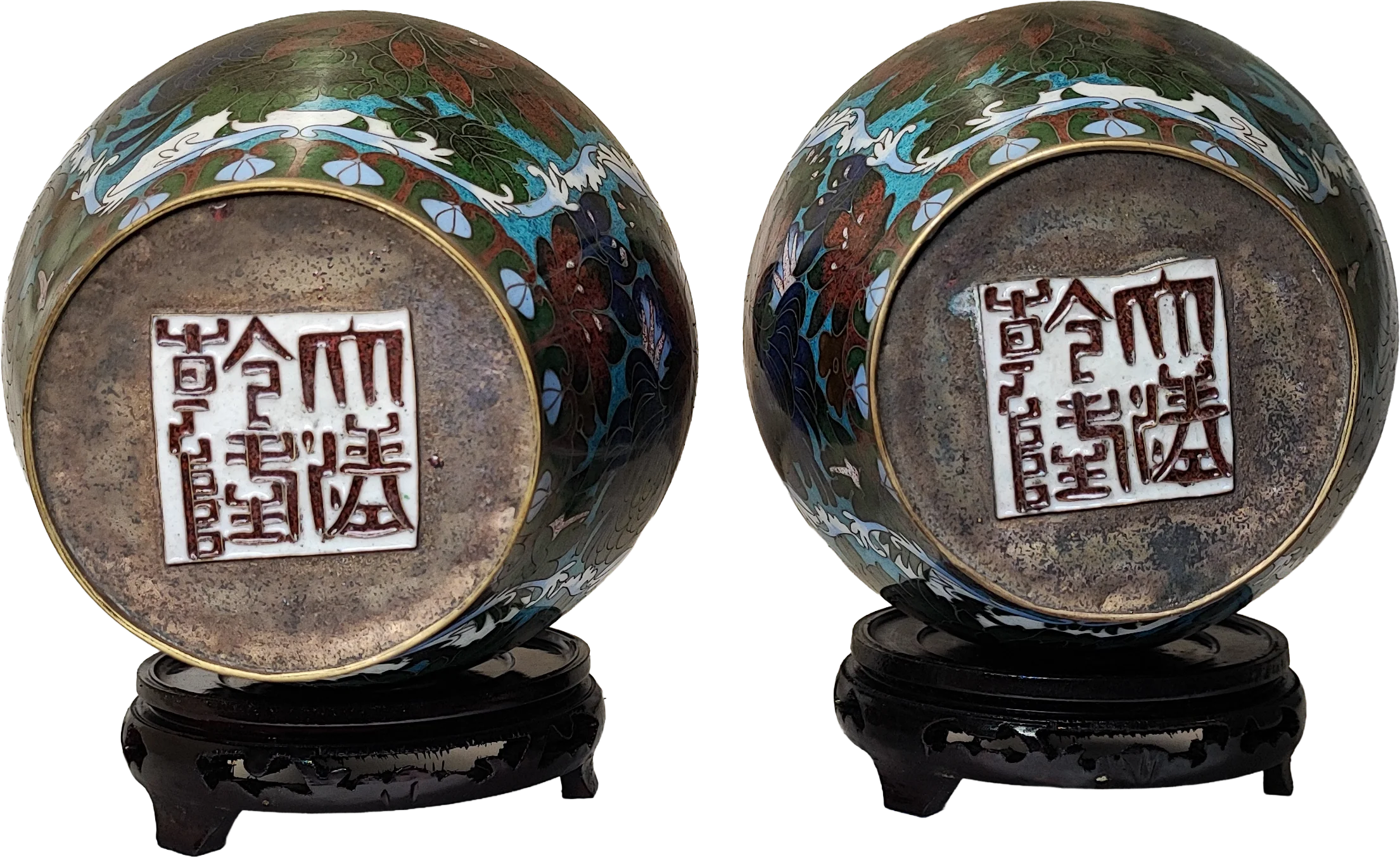 Vaso Cloisonné coppia di vasi con fiori di peonia su fondo azzurro e basi in legno - mazzotta.store