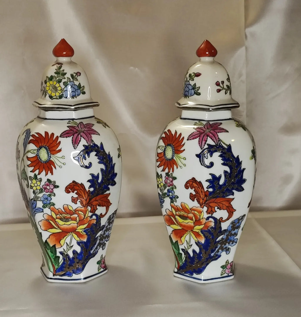 Vaso esagonale Ginger Jar in porcellana cinese, motivi floreali policromi. Marchio Made in Macau, scritta  Qing “清德裕製”, anni ’50–’70, mazzotta.