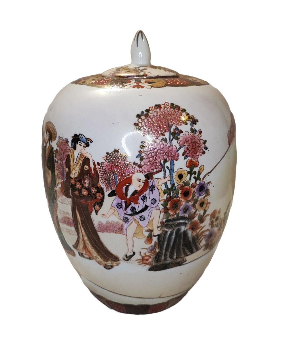 Ginger Jar in porcellana cinese con decorazione floreale policroma, marchio rosso evocativo ‘Da Qing Qianlong Nian Zhi’ e sticker ‘CPC – Made in Macau’, anni ’60–’70.
