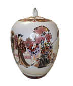 Ginger Jar in porcellana cinese con decorazione floreale policroma, marchio rosso evocativo ‘Da Qing Qianlong Nian Zhi’ e sticker ‘CPC – Made in Macau’, anni ’60–’70.