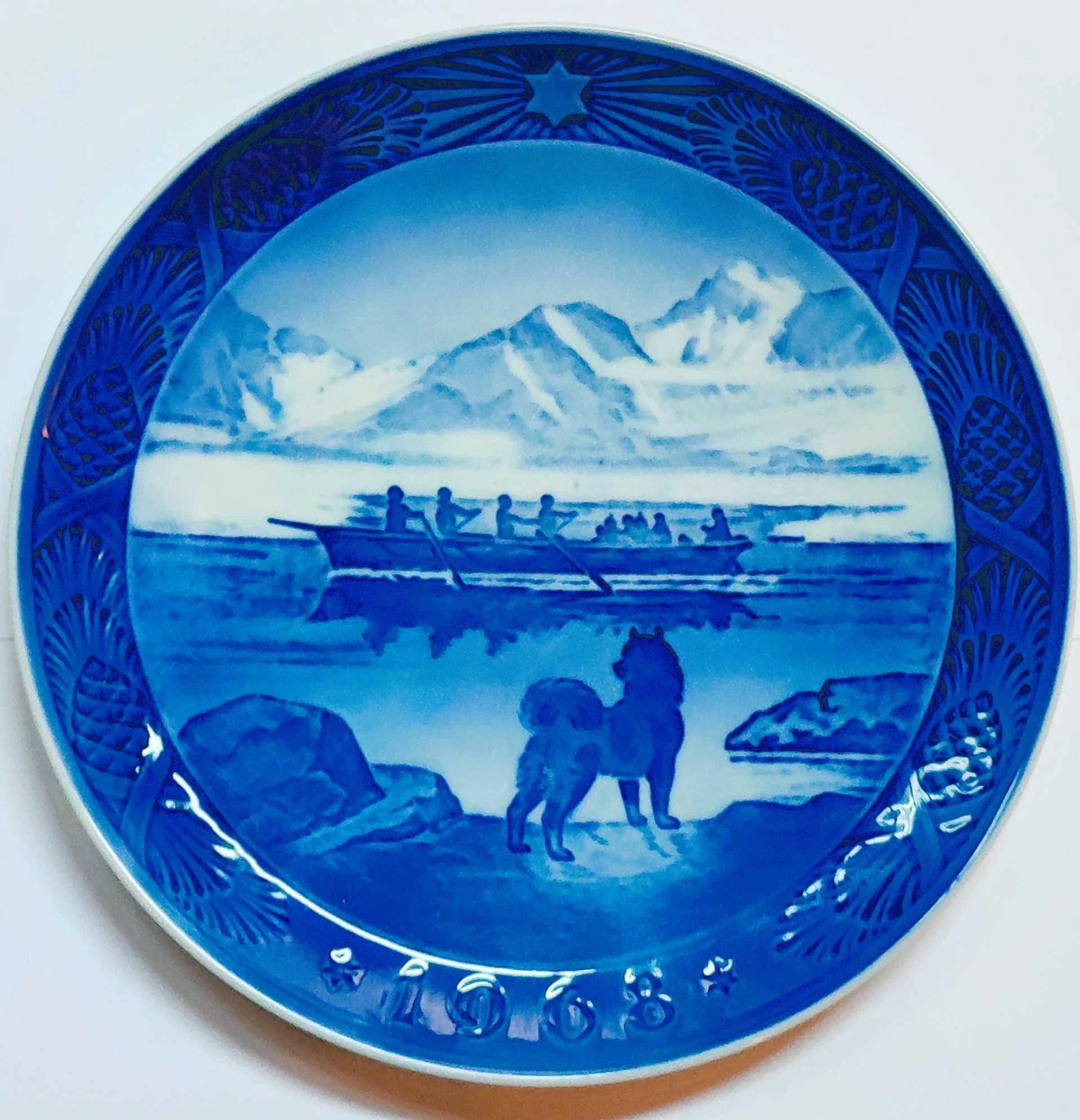 IMG1 RC-CP-1968 Piatto di Natale Royal Copenhagen 1968 cm 18 Blu e Bianco Kaj Lange Oche in un cortile innevato