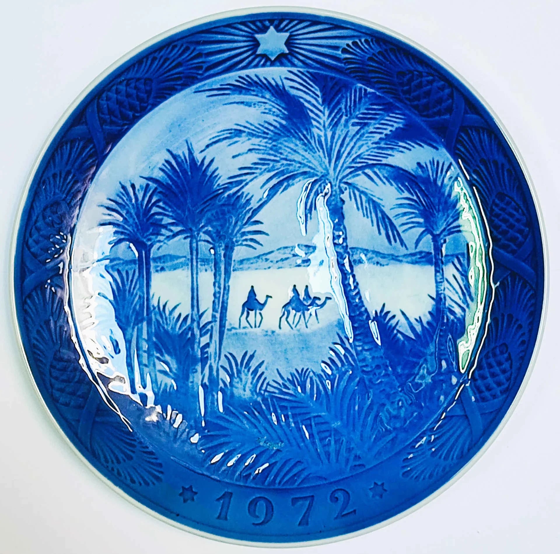 IMG1 RC-CP-1972 Piatto di Natale Royal Copenhagen 1972 cm 18 Blu e Bianco Kaj Lange Tornare a casa per Natale