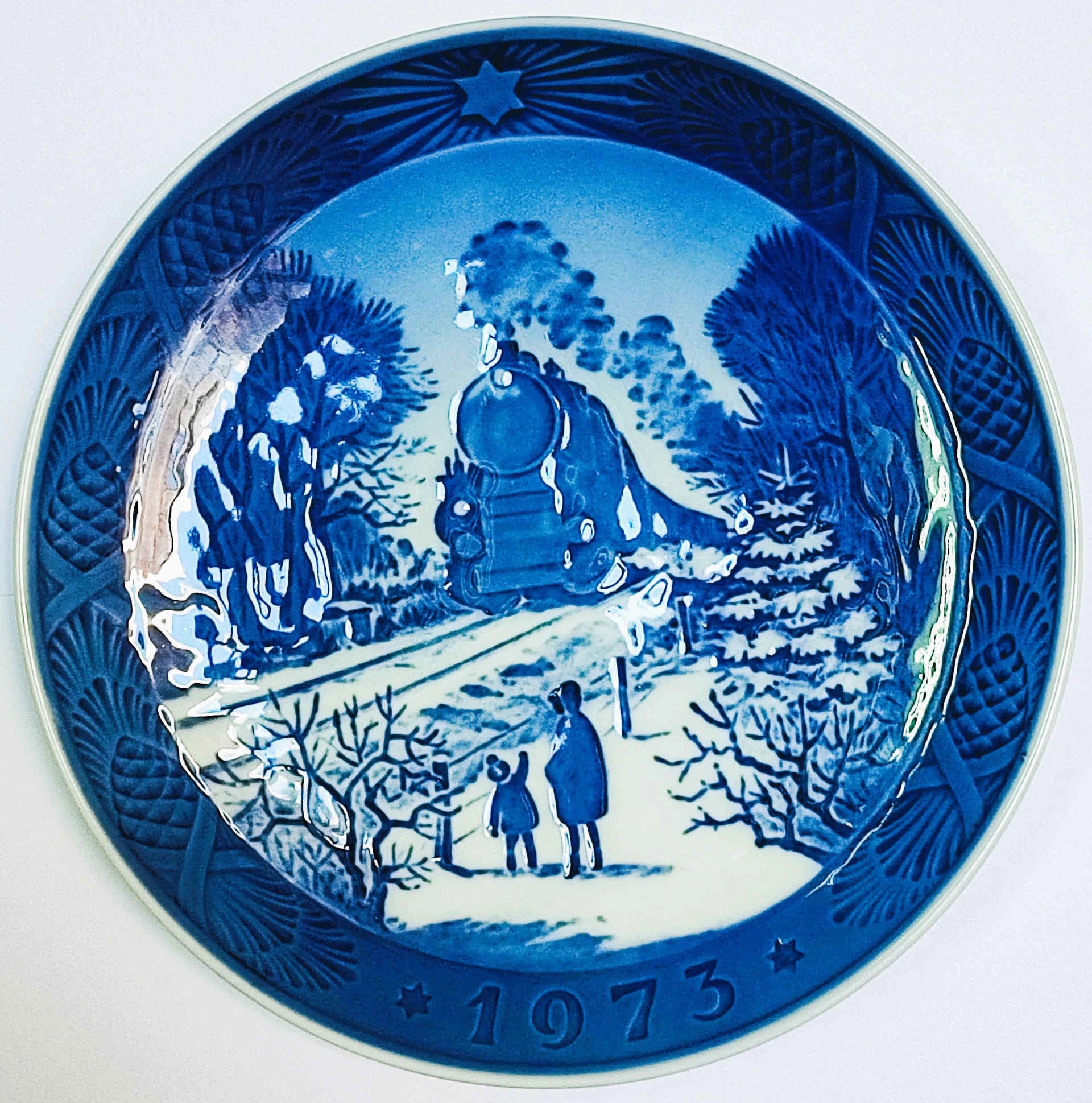 Piatto di Natale Royal Copenhagen diametro 18 cm · Blu; Bianco · Kaj Lange · Tornare a casa per Natale · RC-CP-1973