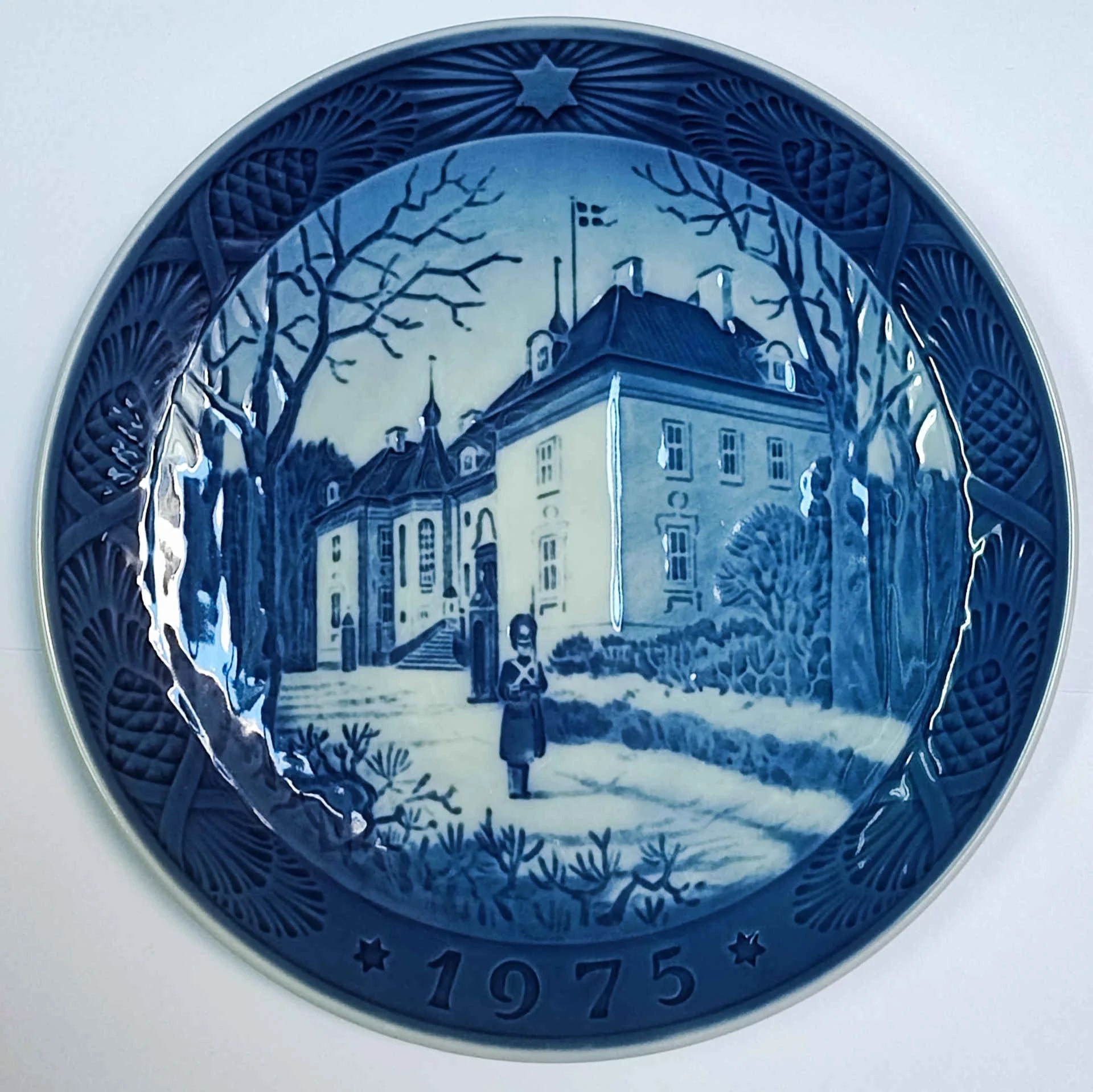 IMG1 RC-CP-1975 Piatto di Natale Royal Copenhagen 1975 cm 18 Blu e Bianco Kaj Lange Mulino di Vibaek