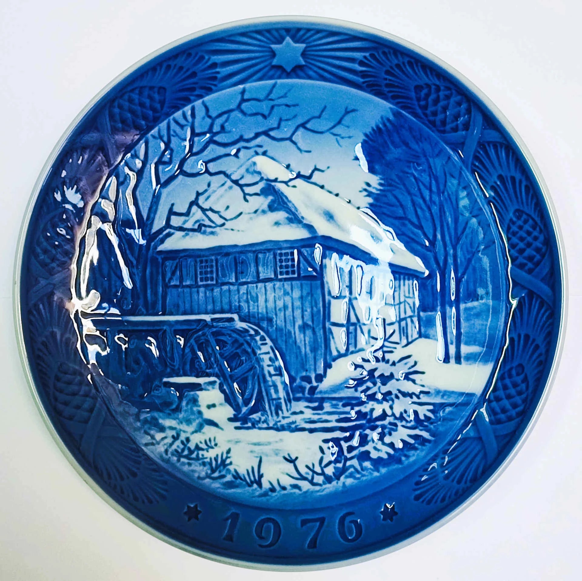 Piatto di Natale Royal Copenhagen diametro 18 cm · Blu; Bianco · Sven Vestergaard · Mulino di Vibaek · RC-CP-1976