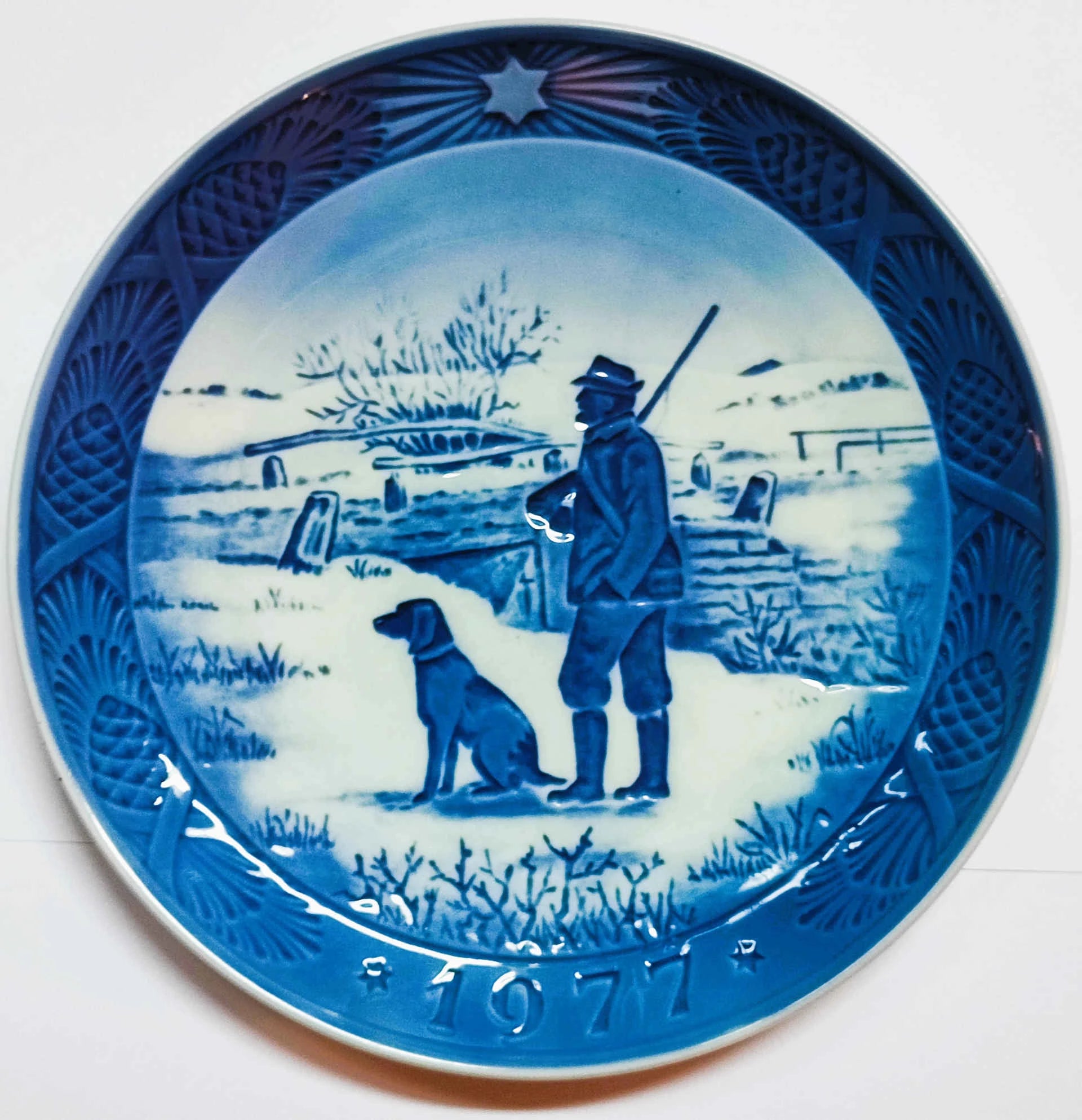 Piatto di Natale Royal Copenhagen diametro 18 cm · Blu; Bianco · Kaj Lange · Ponte di Immervad · RC-CP-1977