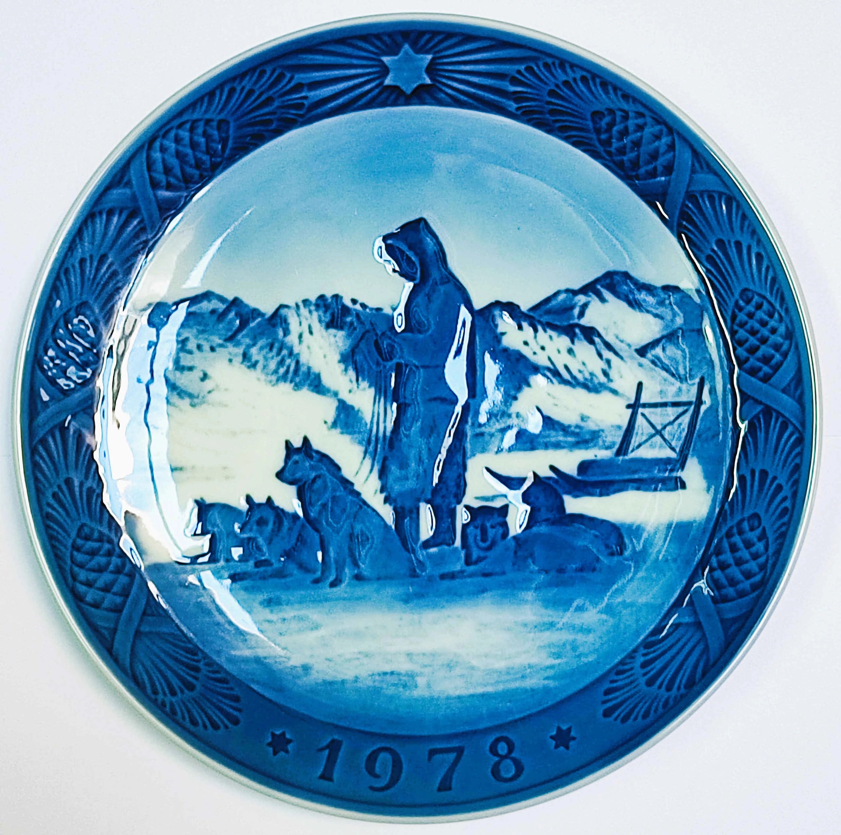 Piatto di Natale Royal Copenhagen diametro 18 cm · Blu; Bianco · Kaj Lange · Paesaggio della Groenlandia · RC-CP-1978