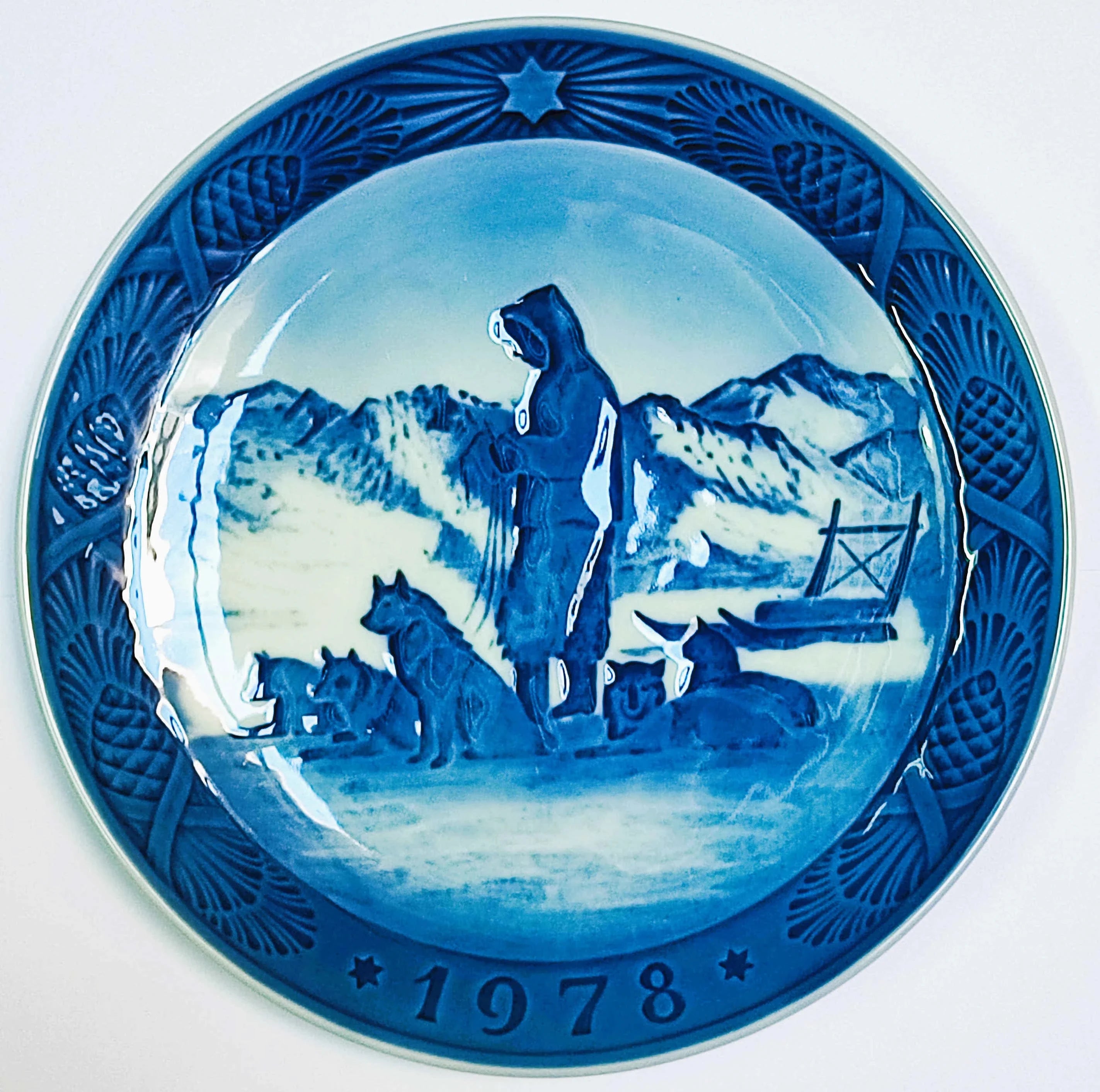 Piatto di Natale Royal Copenhagen diametro 18 cm · Blu e Bianco · Kaj Lange · Paesaggio della Groenlandia · RC-CP-1978