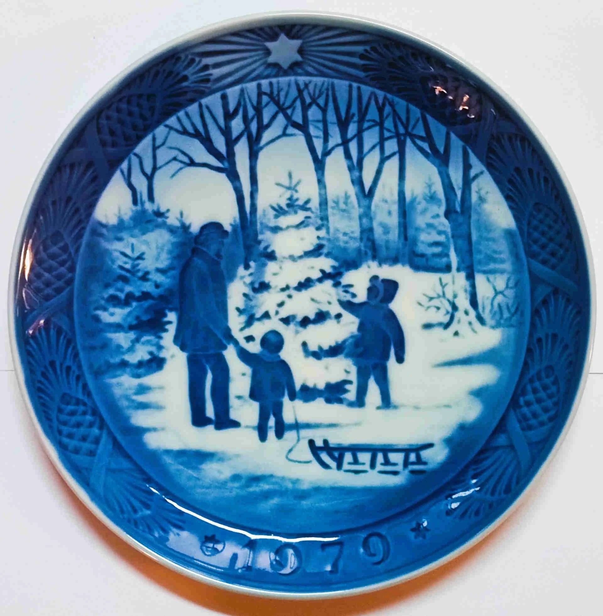 Piatto di Natale Royal Copenhagen diametro 18 cm · Blu; Bianco · Kaj Lange · Scelta dell'albero di Natale · RC-CP-1979