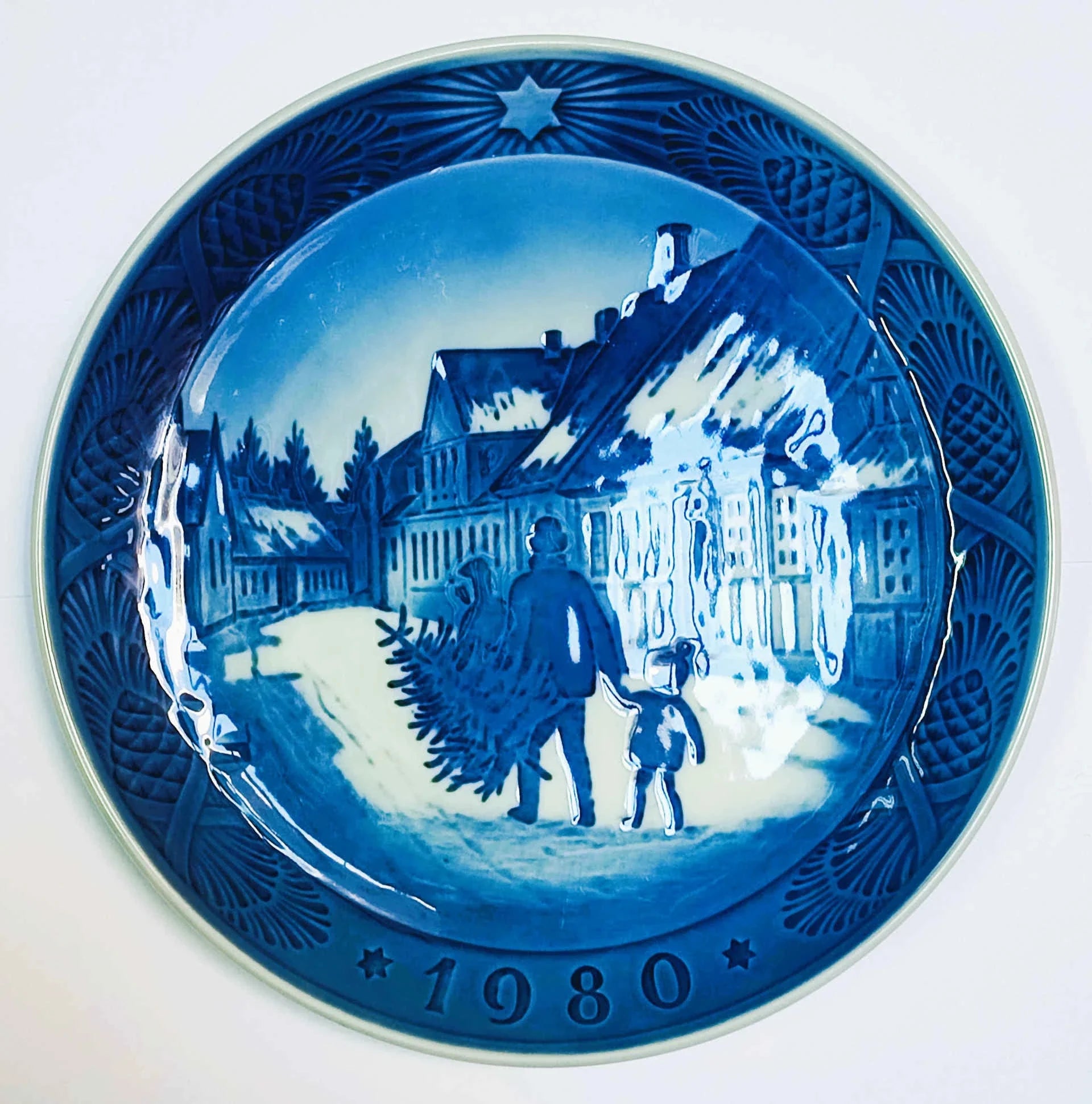 Piatto di Natale Royal Copenhagen diametro 18 cm · Blu; Bianco · Kaj Lange · Portare a casa l'albero di Natale · RC-CP-1980