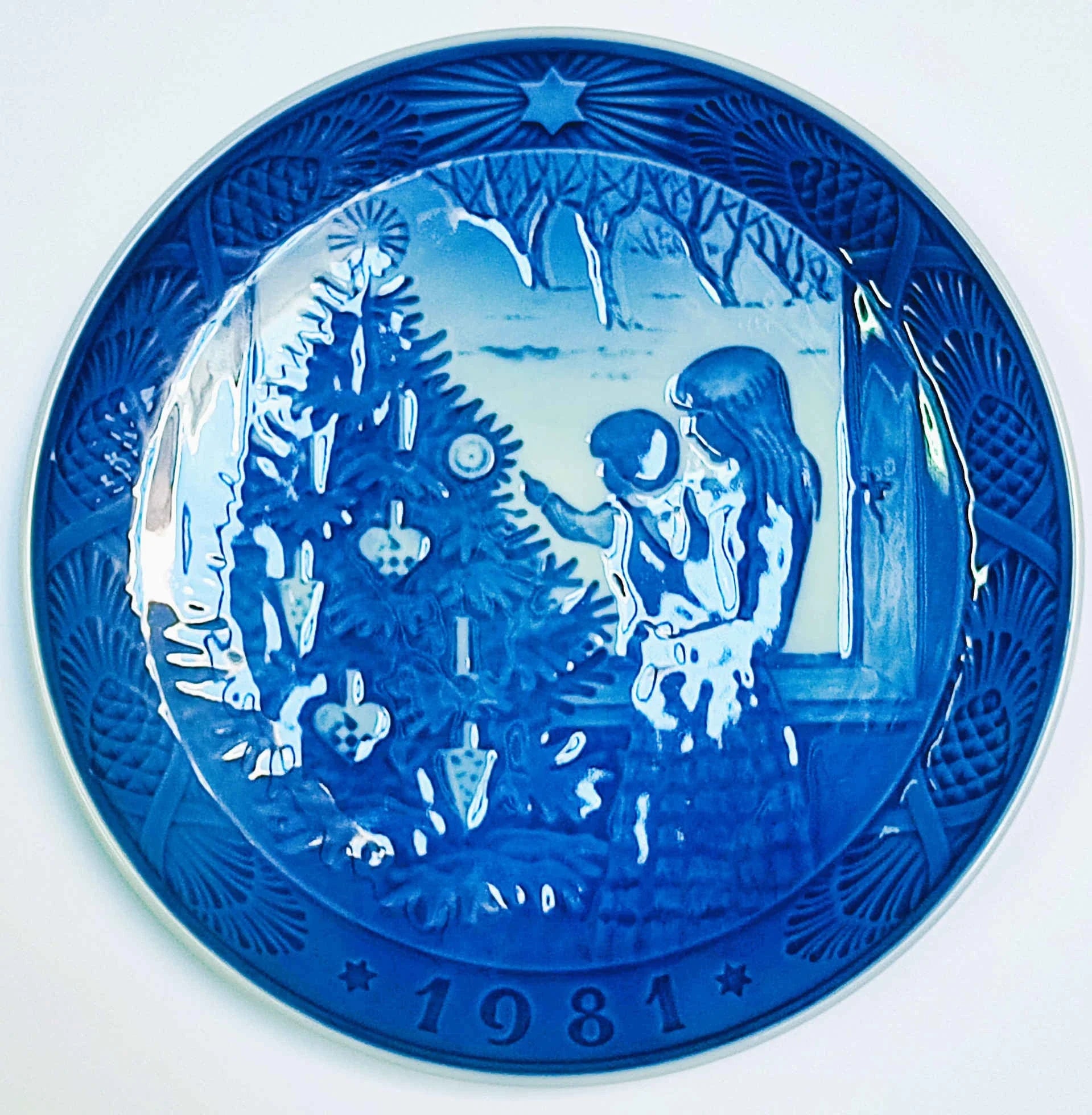 Piatto di Natale Royal Copenhagen diametro 18 cm · Blu; Bianco · Kaj Lange · Ammirare l'albero di Natale · RC-CP-1981