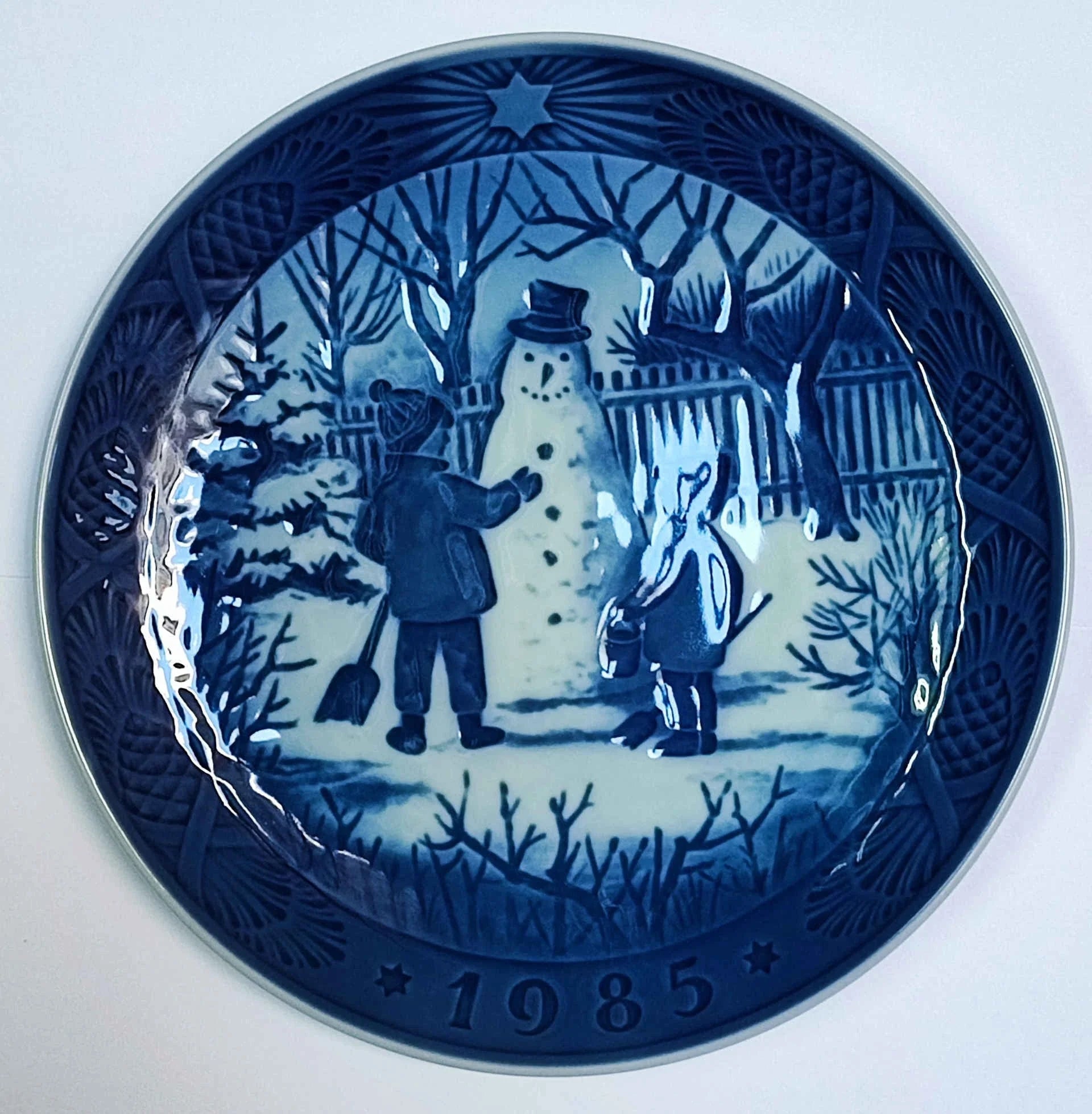 Piatto di Natale Royal Copenhagen diametro 18 cm · Blu; Bianco · Kaj Lange · Il pupazzo di neve · RC-CP-1985