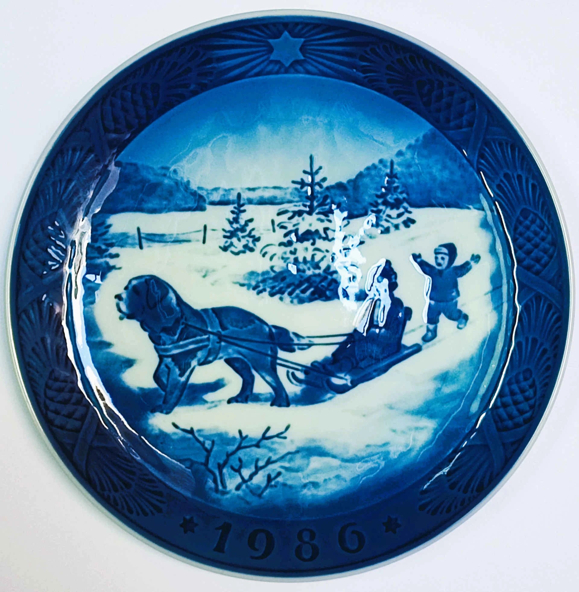 Piatto di Natale Royal Copenhagen diametro 18 cm · Blu; Bianco · Sven Vestergaard · Vacanze di Natale · RC-CP-1986