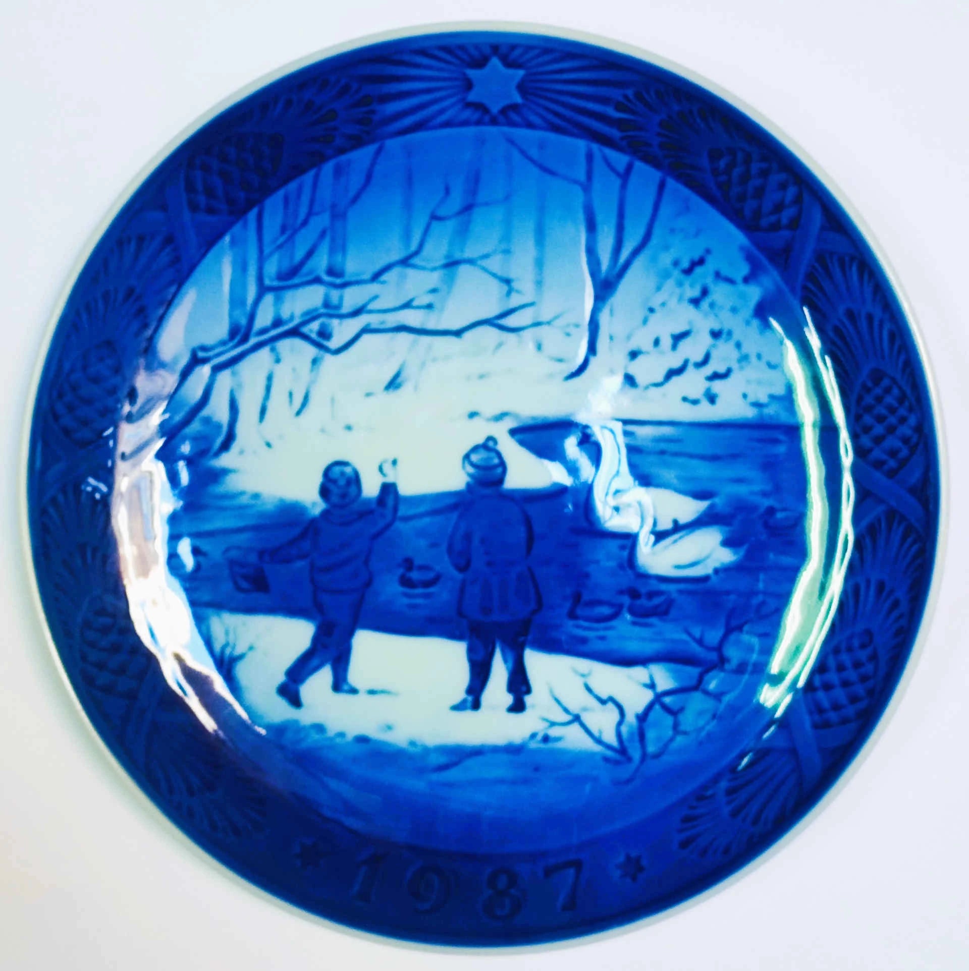 Piatto di Natale Royal Copenhagen diametro 18 cm · Blu; Bianco · Sven Vestergaard · Uccelli invernali · RC-CP-1987