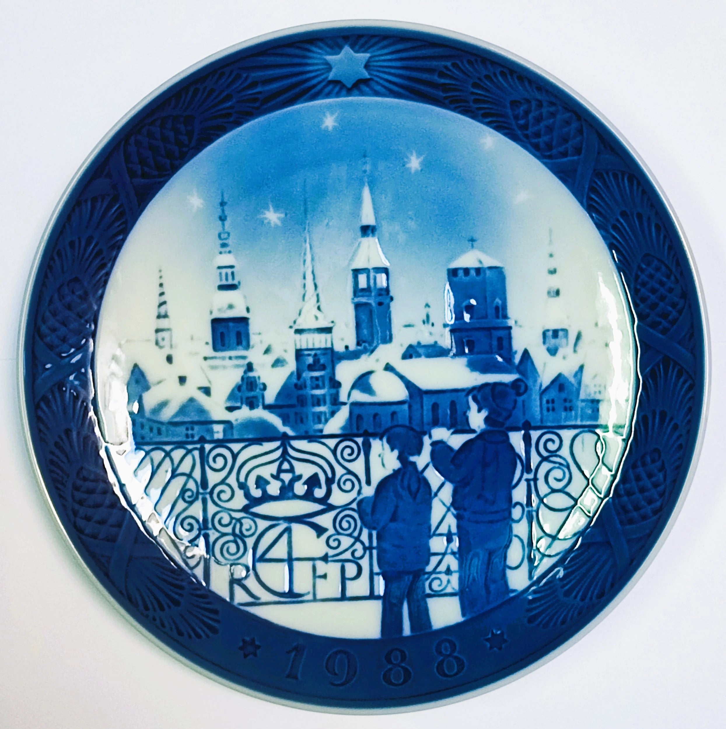 Piatto di Natale Royal Copenhagen diametro 18 cm · Blu; Bianco · Sven Vestergaard · Vigilia di Natale a Copenaghen · RC-CP-1988