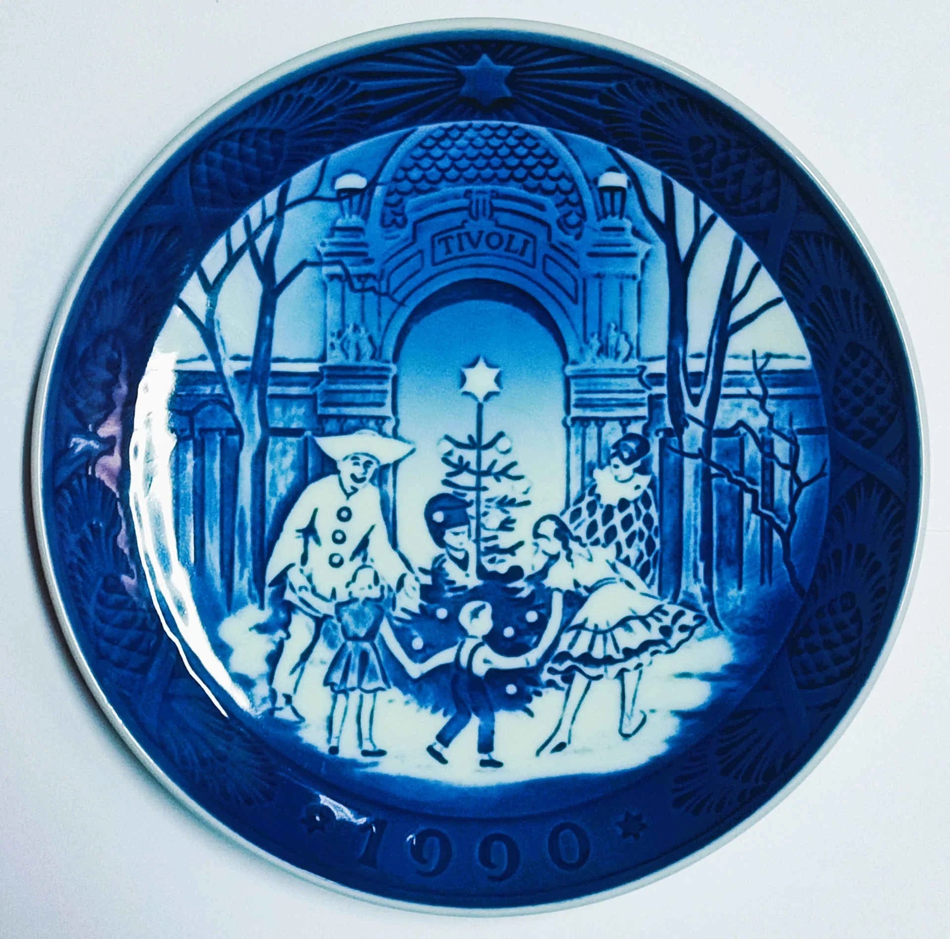 Piatto di Natale Royal Copenhagen diametro 18 cm · Blu; Bianco · Sven Vestergaard · Natale a Tivoli · RC-CP-1990