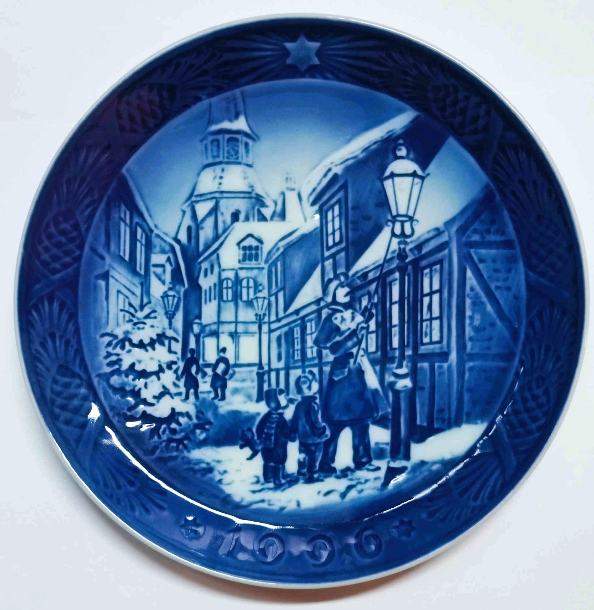 Piatto di Natale Royal Copenhagen diametro 18 cm · Blu; Bianco · Sven Vestergaard · Accendere i lampioni · RC-CP-1996