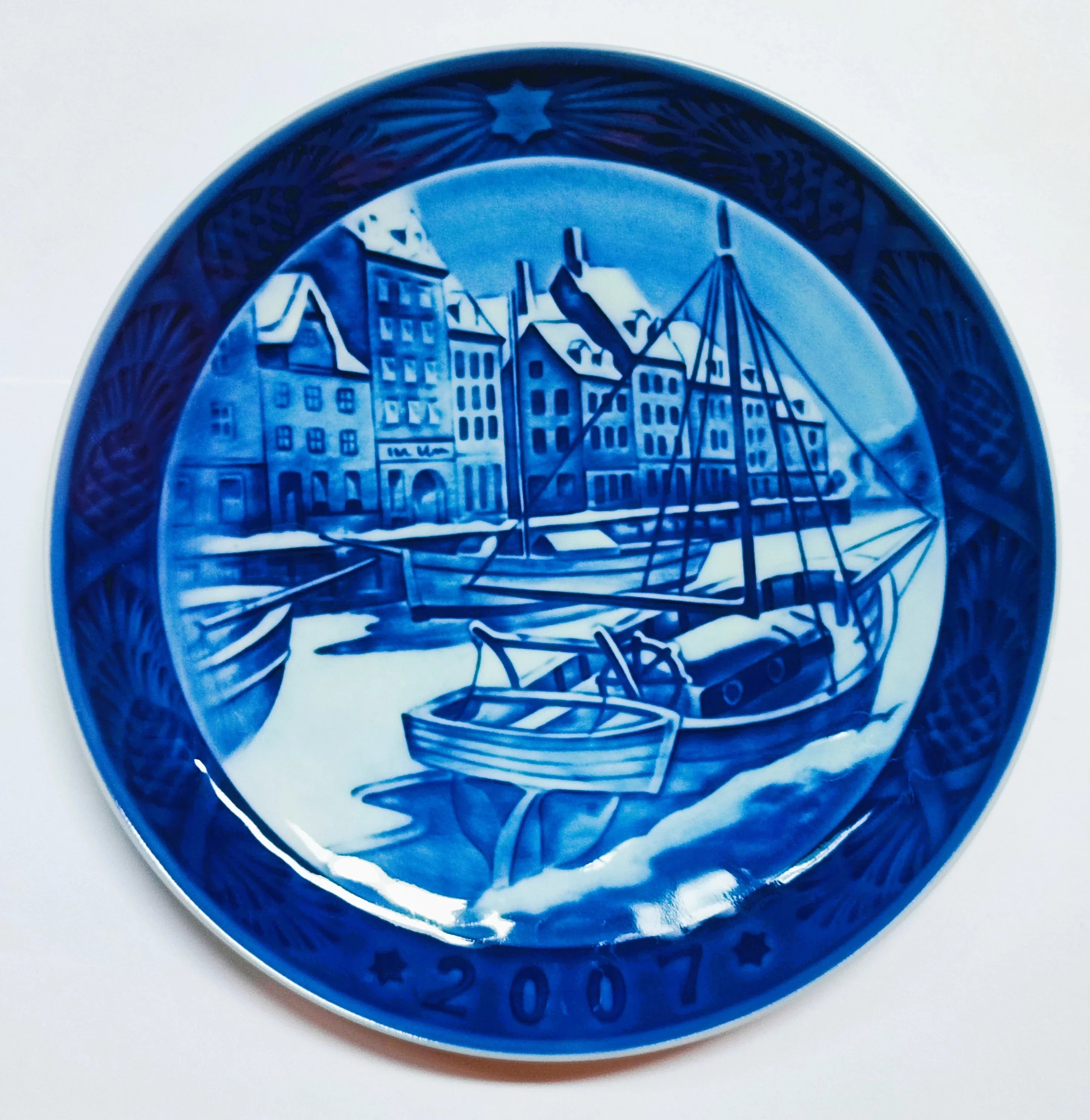 IMG1 RC-CP-2007 Piatto di Natale Royal Copenhagen 2007 cm 18 Blu e Bianco Sven Vestergaard Copenaghen con rose di Natale in fiore