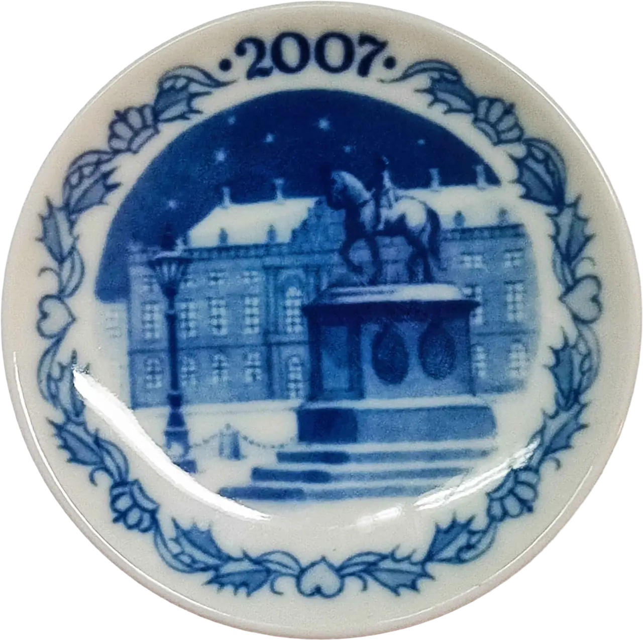 Placchetta di Natale Royal Copenhagen diametro 8 cm · Blu; Bianco · Sven Vestergaard · Statua equestre in Piazza Amalienborg · RC-C-PLACCHETTE-2007