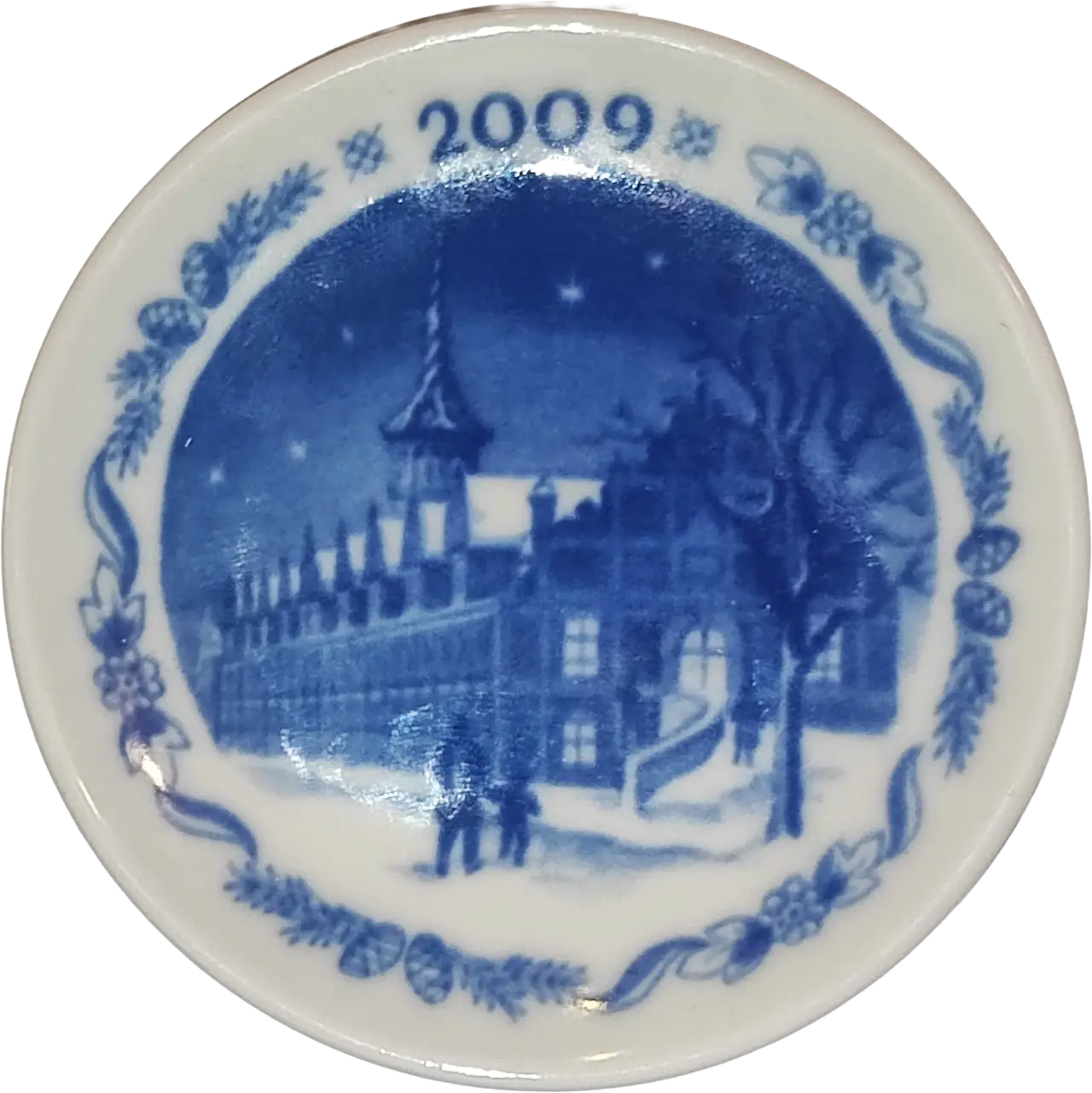 Placchetta di Natale Royal Copenhagen diametro 8 cm · Blu; Bianco · Sven Vestergaard · La Borsa di Copenaghen · RC-C-PLACCHETTE-2009