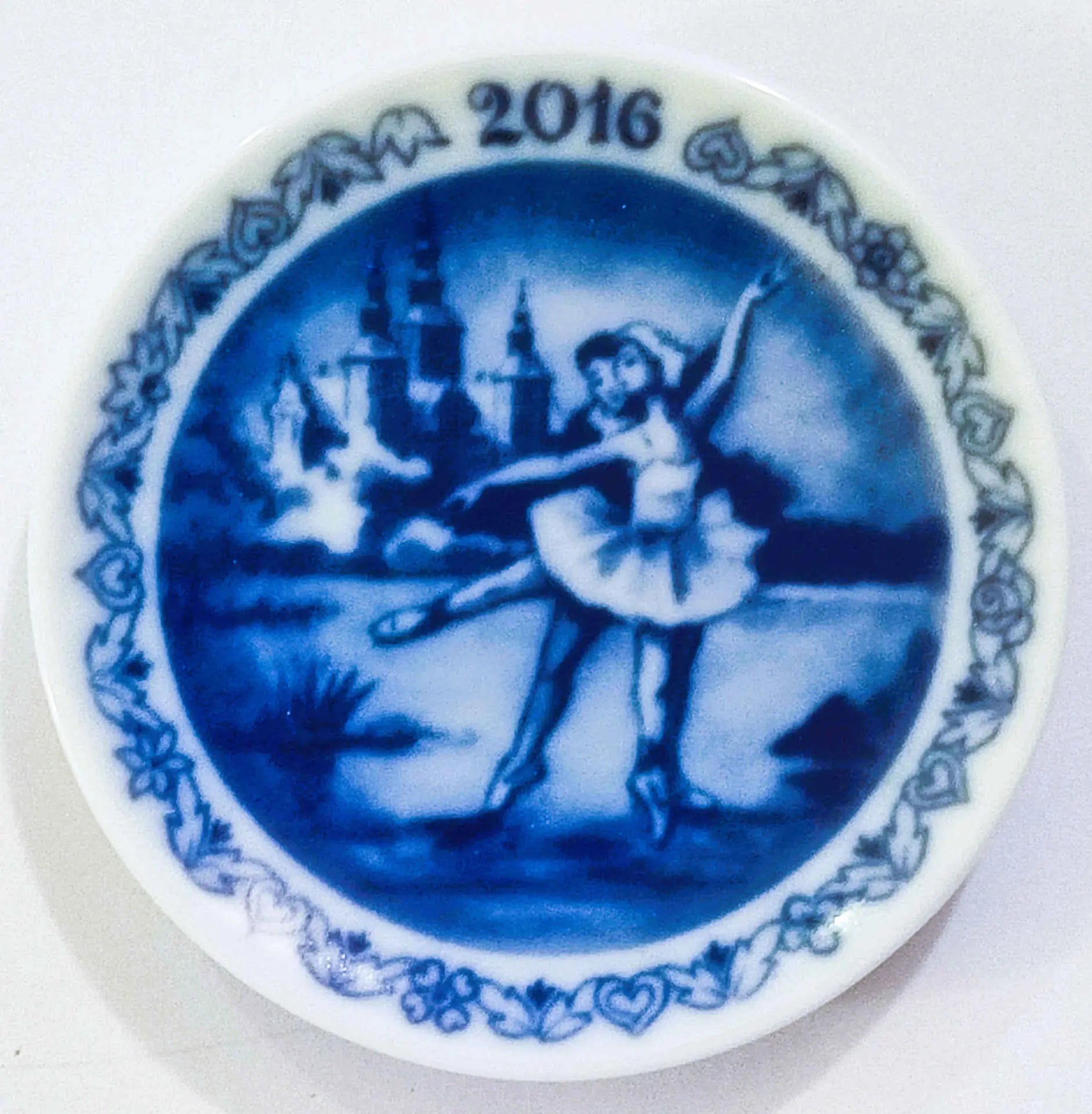 Placchetta di Natale Royal Copenhagen diametro 8 cm · Blu; Bianco · Sven Vestergaard · Lago dei cigni presso Rosenborg · RC-C-PLACCHETTE-2016