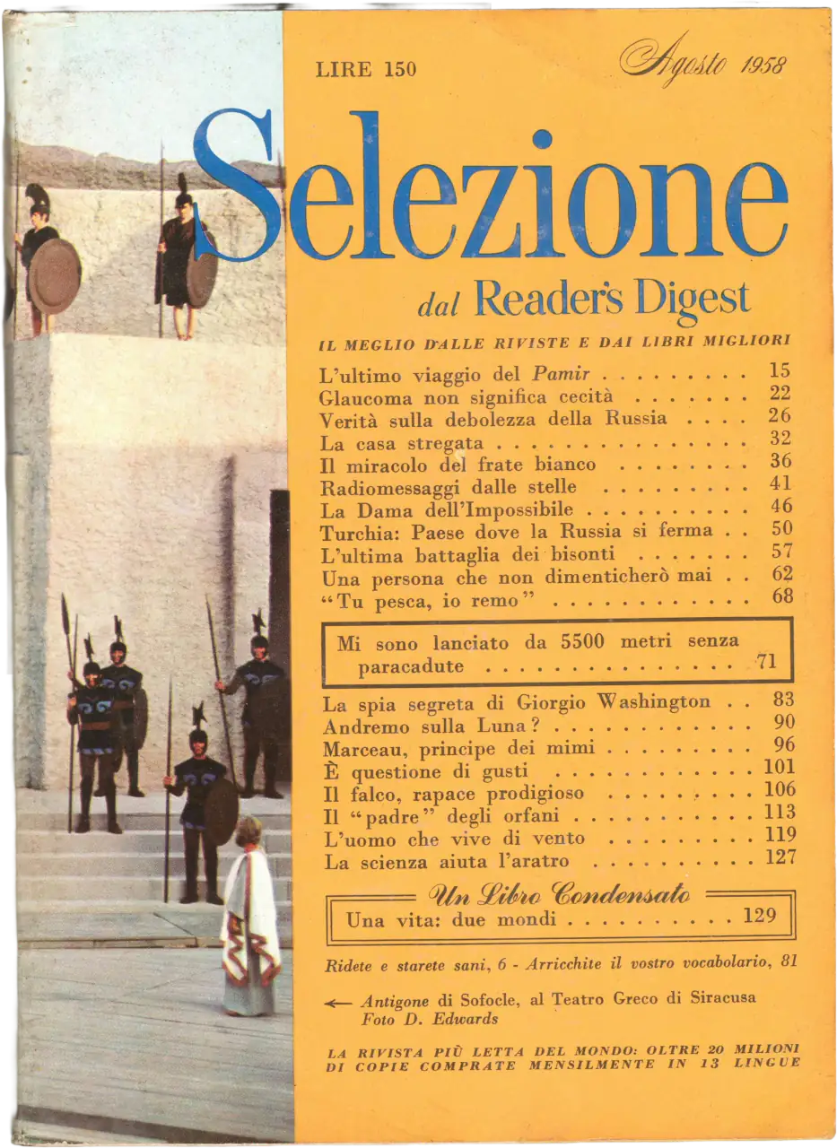 Copertina della rivista Selezione dal Reader's Digest di agosto 1958. Sulla sinistra, una fotografia di scena dell'Antigone di Sofocle al Teatro Greco di Siracusa con attori in costumi classici e scudi. A destra, su fondo giallo ocra, il sommario con titoli su Marceau, la corsa alla Luna e inchieste sulla Russia. Prezzo 150 Lire.